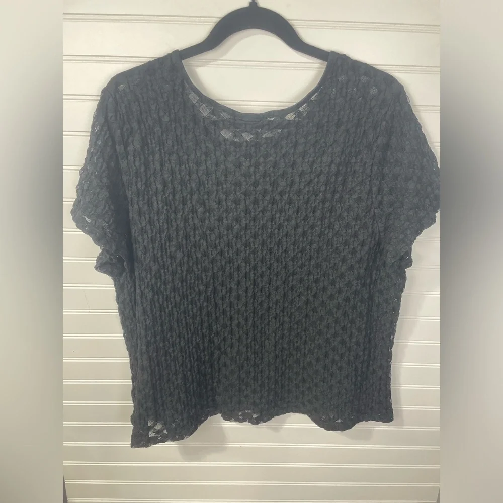Torrid Black Sheer Textured Short Sleeve Shirt Size 2 Women’s - Picture 2 of 6
